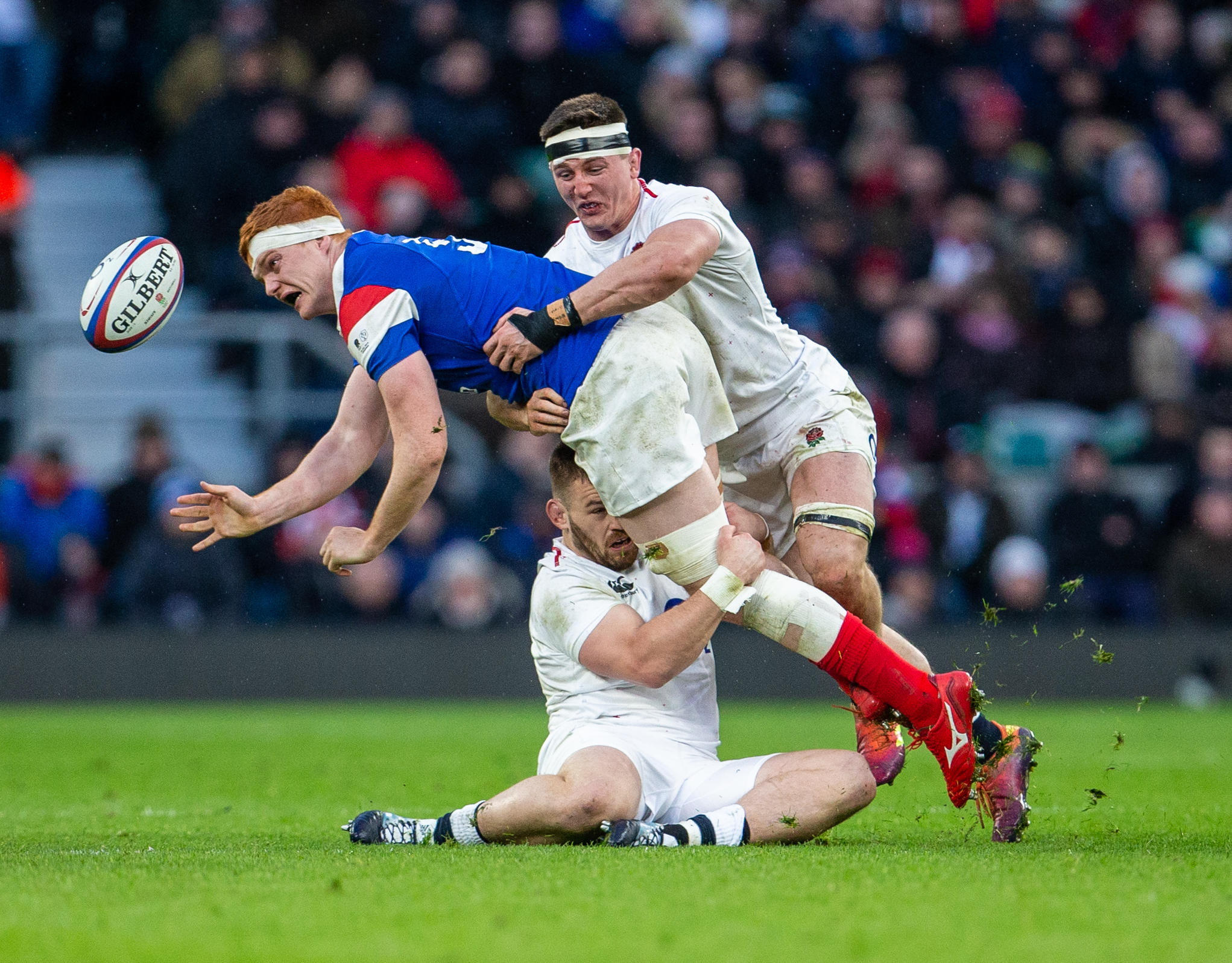 Estadio Twikenham, Londres, Reino Unido. 10 de febrero de 2019. Guniss Guniss de cinco quintos, Inglaterra adquirir para Francia; Tom Curry de Inglaterra, Felike aborda el Babike de Francia de Felike: Acción que incluye Game / Amaluy Live News