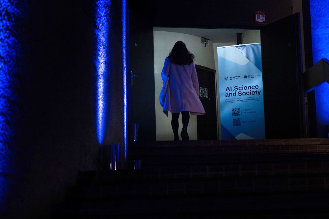 Una mujer asistió a la reunión de IA en París el jueves. Las fuerzas mundiales estaban en contra de la IA para reunirse, frente a los líderes del mundo en profesión.