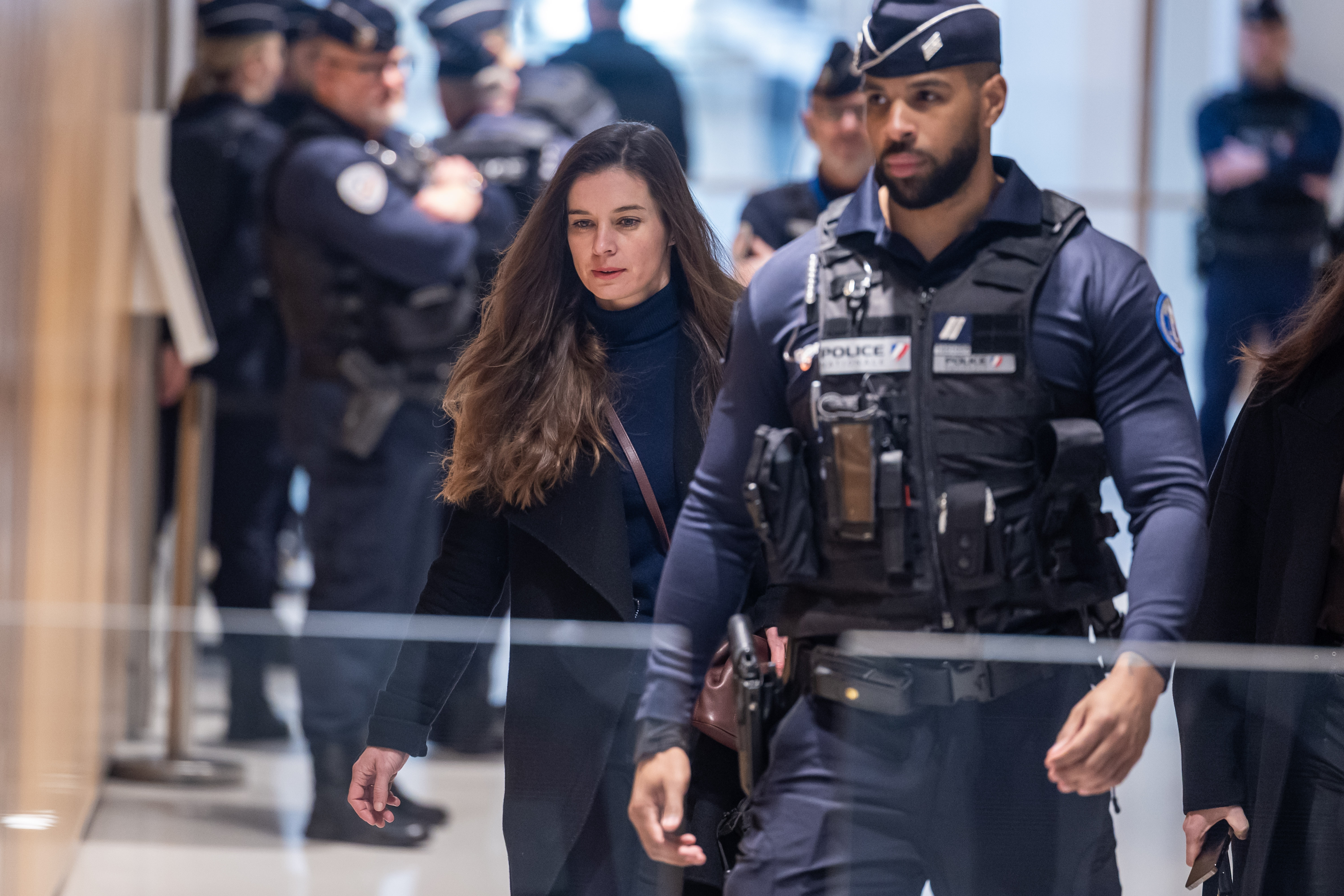 Magda Vavurlsa, Gerard Warrinee Enterseeeeu, llegando a la corte de París para ser probado.