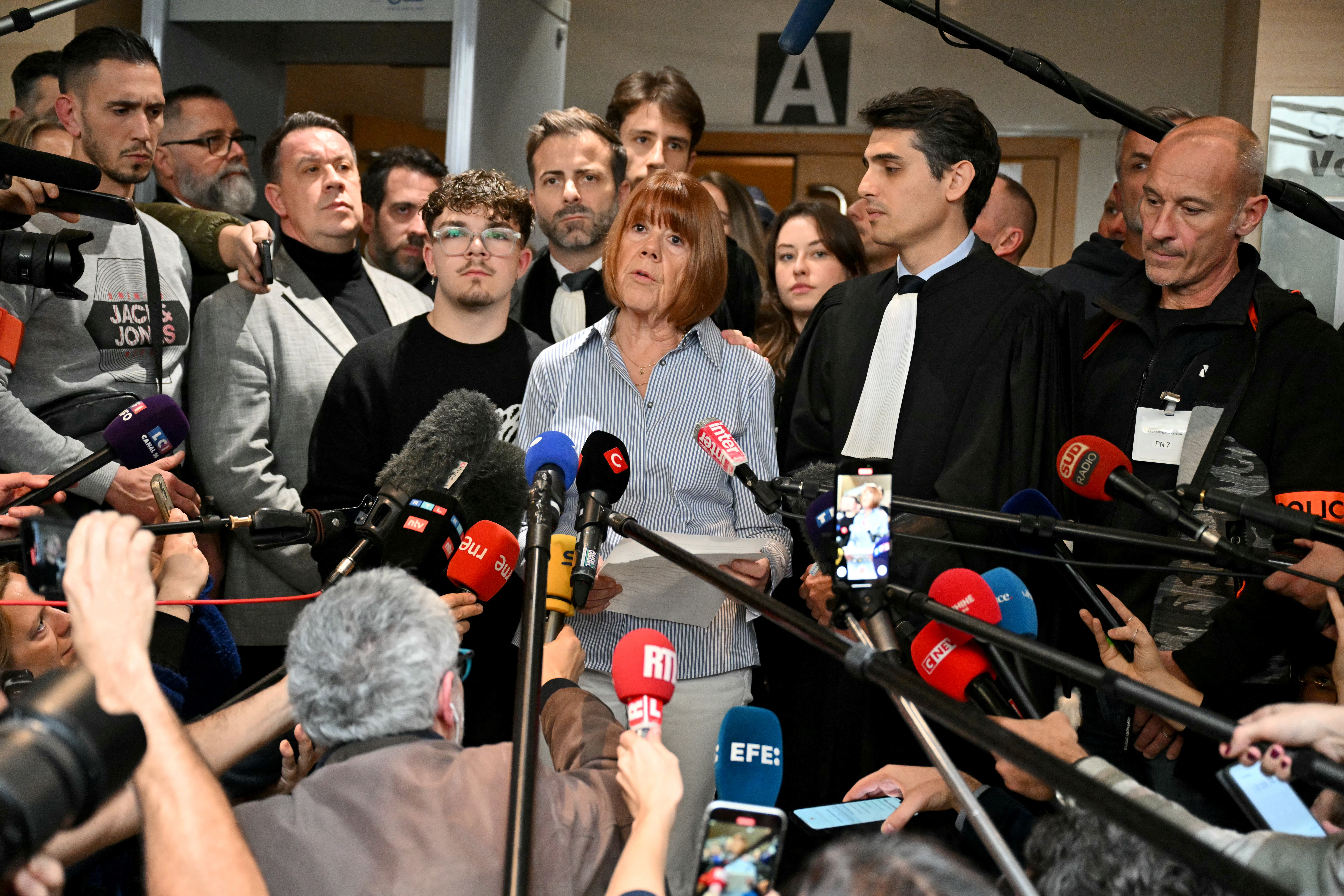 Gisele Pericat está hablando con la presión de impresión cuando se la verifica de que su esposo ha sido violado.