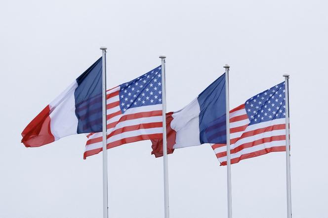 FLAGA DE FRANCES Y AMÉRICA en el aeropuerto, frente al JD Vhance de Presidente, Pary, el 10 de febrero de 2025.