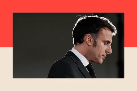 Las mejores fotos del Emmanuel Macron y su cabeza se inclinan
